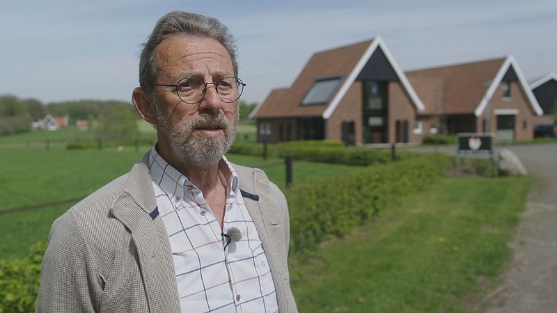 De oom van Eddie werd tijdens WOII vermoord in Twente, herdenken moet nu tussen omgedraaide vlaggen: