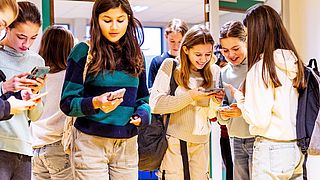 Kinderen van de smartphone af? 'Kan alleen als ouders het goede voorbeeld geven'