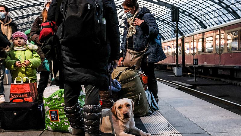 Vluchtelingen uit Oekraïne op een station in Polen