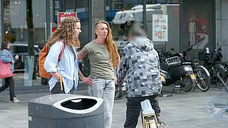 Verpleegkundige Helene gaat dagelijks als 'bemoeial' de straat op om verwarde personen te helpen