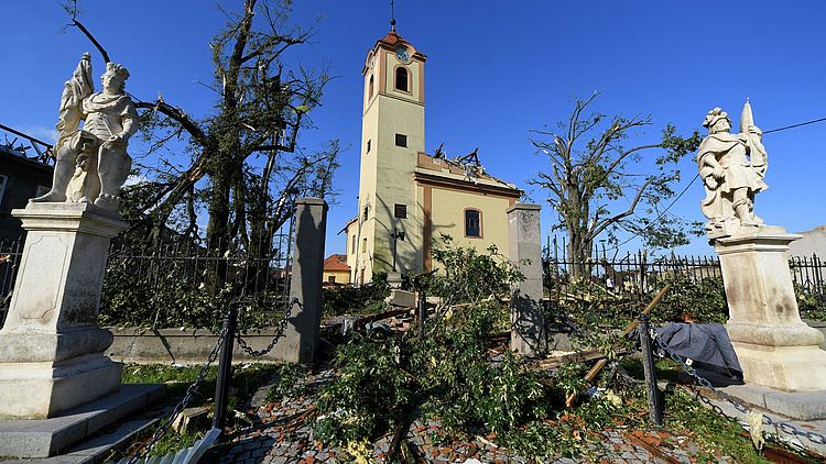 Tornado Tsjechië richt ravage aan: 'Pad van de storm was uitzonderlijk'