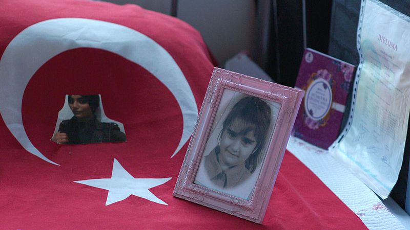 De moeder van Hümeyra heeft foto's en diploma's van haar dochter uitgestald op Humeyra's bed