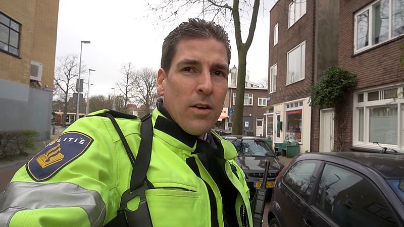 Vloggende Agenten Die Corona-maatregelen Handhaven Hebben Het Vooral ...