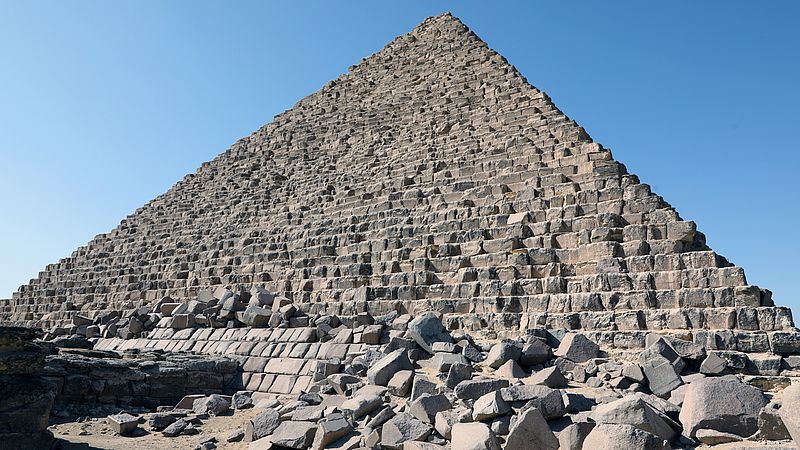 Archeologi in subbuglio per il restauro della famosa piramide egiziana: “Una forma di falsificazione della storia”