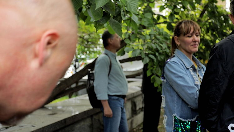 De gezochte Igor Girkin loopt in Rusland vrij rond. Hij wordt op camera geconfronteerd.