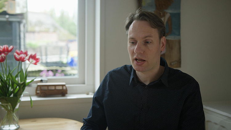 Vader Sander van Knippenberg vertelt dat zijn dochter helemaal depressief werd van op school zitten.