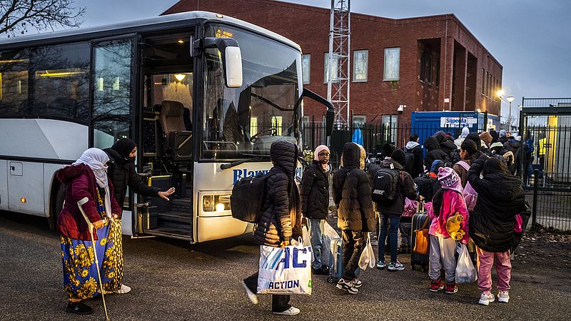 Waarom laten we nog steeds asielzoekers toe als er geen plek is? En andere vragen over de situatie in Ter Apel beantwoord - EenVandaag