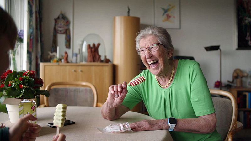 La campagna contro la solitudine estiva degli anziani come Lucy: “Mangiare il gelato insieme è molto più buono”