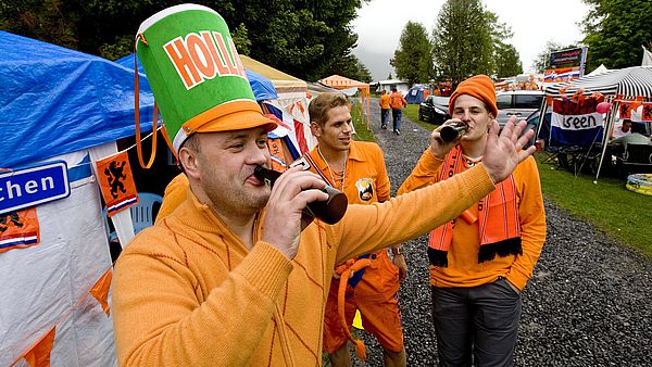 Filosofisch Succesvol Vuilnisbak Geen EK ging voorbij zonder kek oranje gadget: 30 jaar succesnummers op een  rij - EenVandaag
