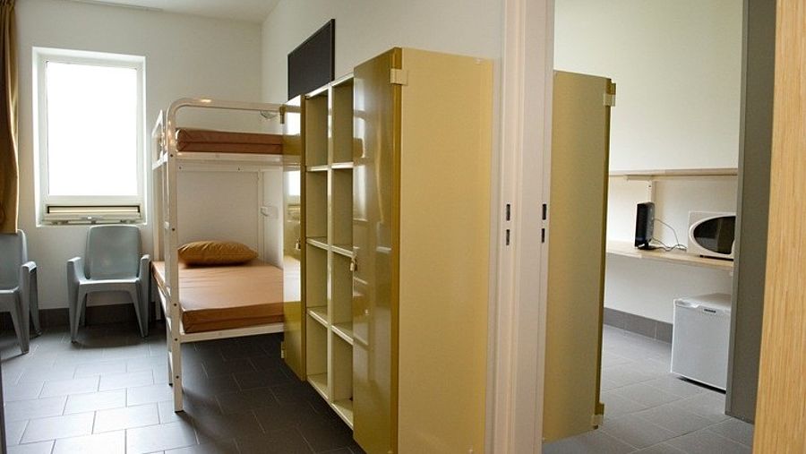 Een kamer in het uitzetcentrum.