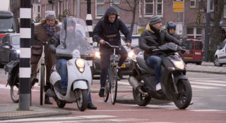 Gemeente Amsterdam weert als eerste vervuilende bromfietsen