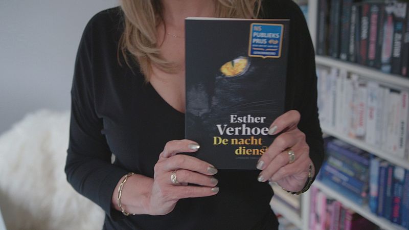Esther Verhoef met haar boek 'De Nachtdienst'.