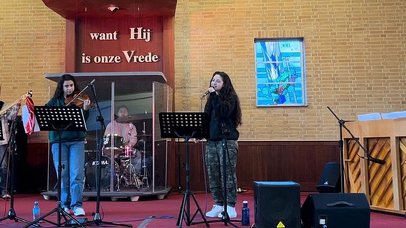 Elizabeth zingt in het koor van de Vredekerk in Den Haag