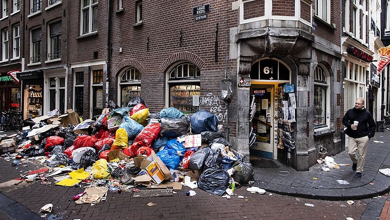 Afval stapelt zich op in Amsterdam door de staking