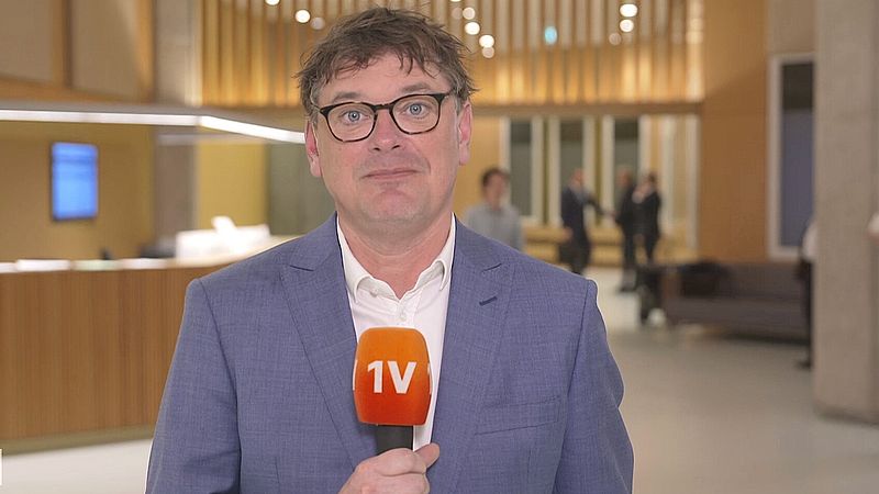 Politiek commentator Joost Vullings in de Tweede Kamer