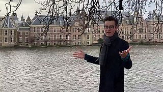Het beeld dat 2020 het beste samenvat: de pan die in de Hofvijver viel tijdens de tv-toespraak van Rutte - StemTV