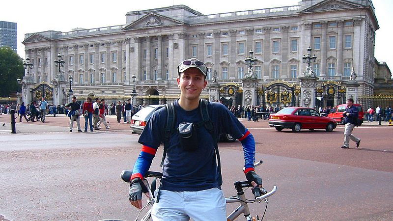 George voor Buckingham Palace