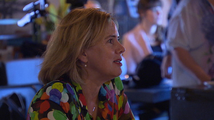 Omwonende Jan Boomhouwer in discussie met minister Cora van Nieuwenhuizen over de overlast van vliegtuigen.