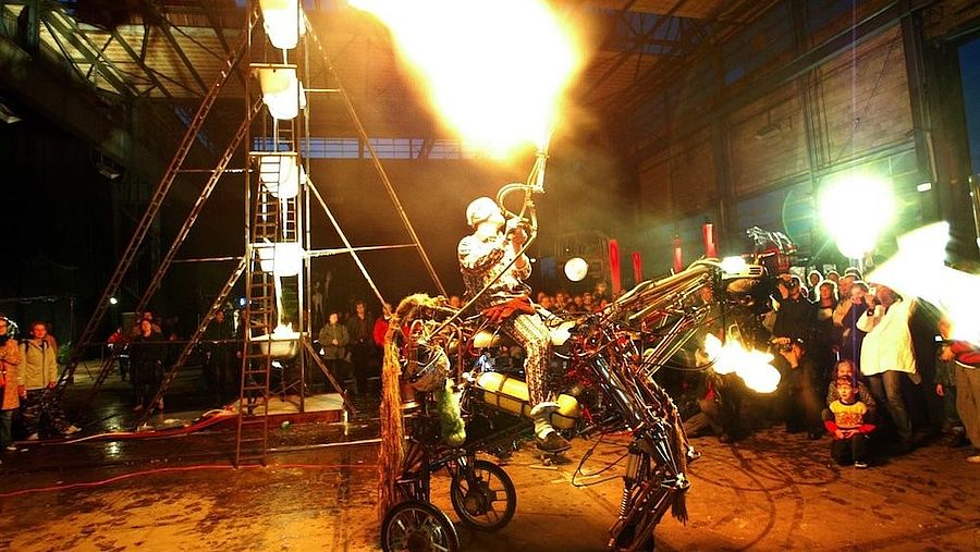 Vuurshow met robotpaard op Robodock festival, 2004
