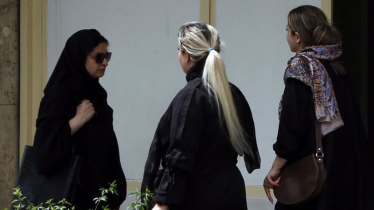 Hoe de politie in Iran nu camera's inzet om het hoofddoekbeleid te controleren