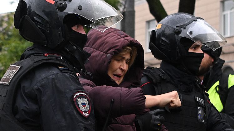 'Kwestie van leven of dood': Russische vrouwen protesteren tegen mobilisatie