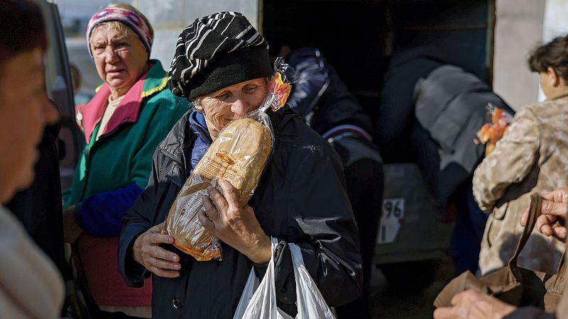 Mensen in de rij voor brood in Mykolajiv