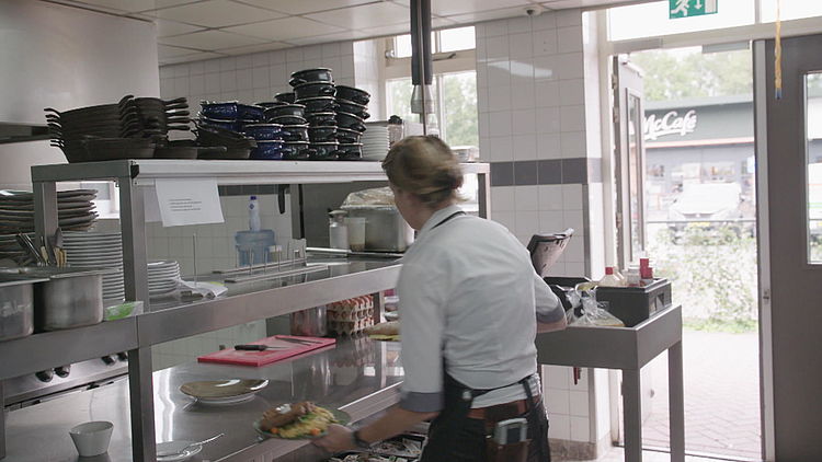 TV-reportage EenVandaag: Personeelsverloop voert prijzen horeca op