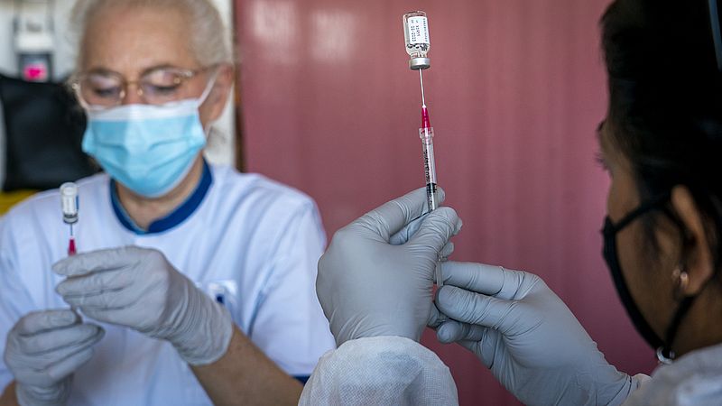 Mogelijk Moeten Mensen Met Janssen-vaccin In Najaar Nog Een Prik ...