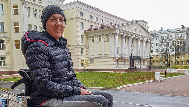 Tanja Berkx bij de kliniek in Moskou
