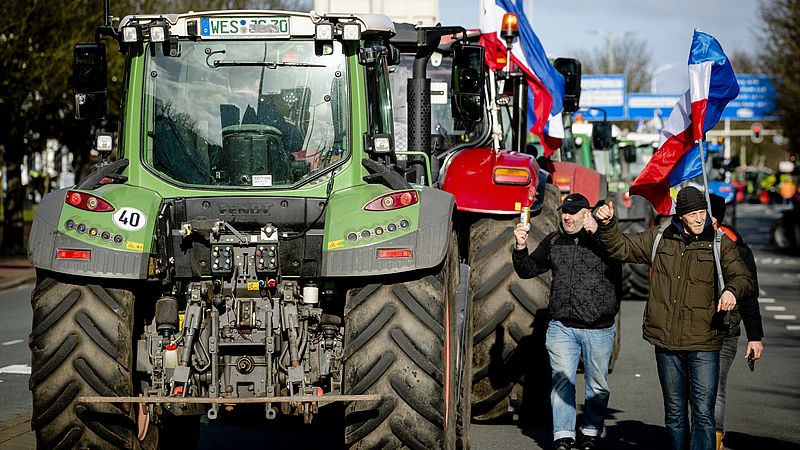 Boeren komen aan bij de Koekamp om te demonstreren tegen het stikstofbeleid van het kabinet