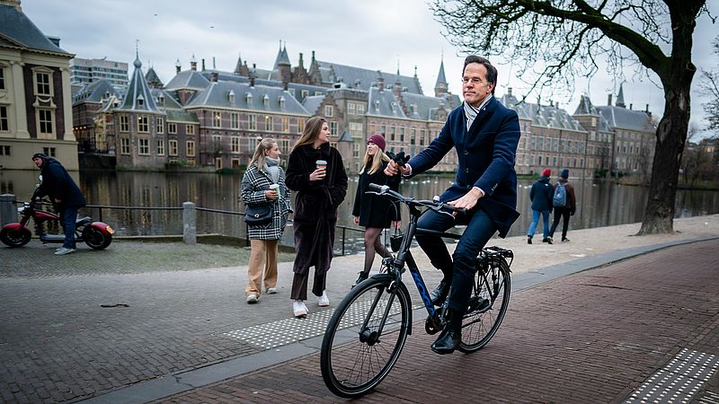 Het Binnenhof Is Verhuisd, Maar Mark Rutte Blijft Stug Op Zijn Plek ...