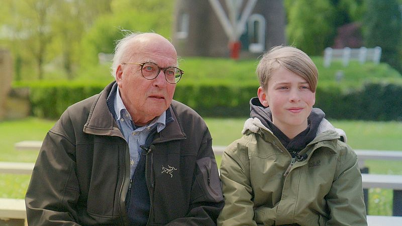 Onno en kleinzoon Simon leggen een krans voor omgekomen 'verzetsburgemeester': 'Mijn overgrootvader 