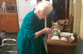 Chagrijnige oma heeft geen zin in telefoontjes van haar zus