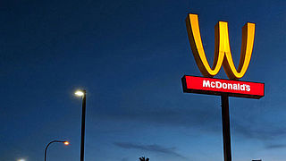 McDonalds draait de grote gele M op de kop