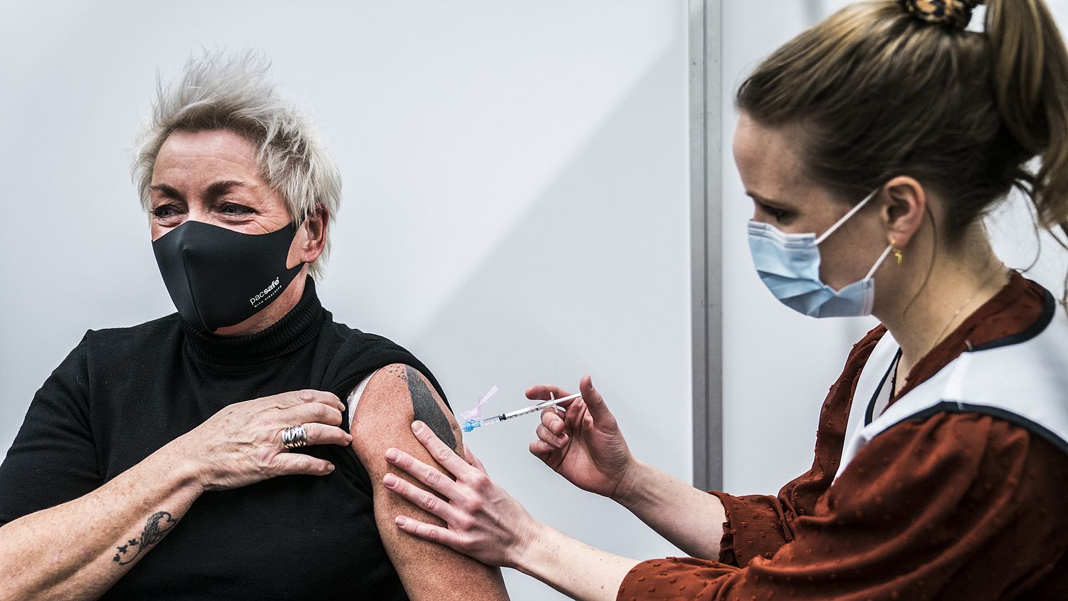 Eén vaccinatie, in plaats van twee? In het Amsterdam UMC willen ze onderzoeken of dat kan bij Eén vaccinatie, in plaats van twee? In het Amsterdam UMC willen ze onderzoeken of dat kan bij