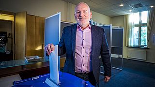 Voor het jaarsalaris van Frans Timmermans werkt een Bulgaarse chauffeur 100 jaar