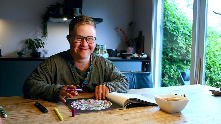 Matias met syndroom van Down is dolblij met zijn speciale bril: 'Ik kan nu lezen'
