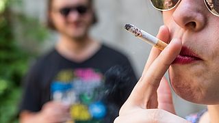 Groot-Brittannië overweegt verbod op verkoop sigaretten, longarts wijst op e-sigaretten: 'Je ziet jonge mensen nu vooral nicotine vapen'