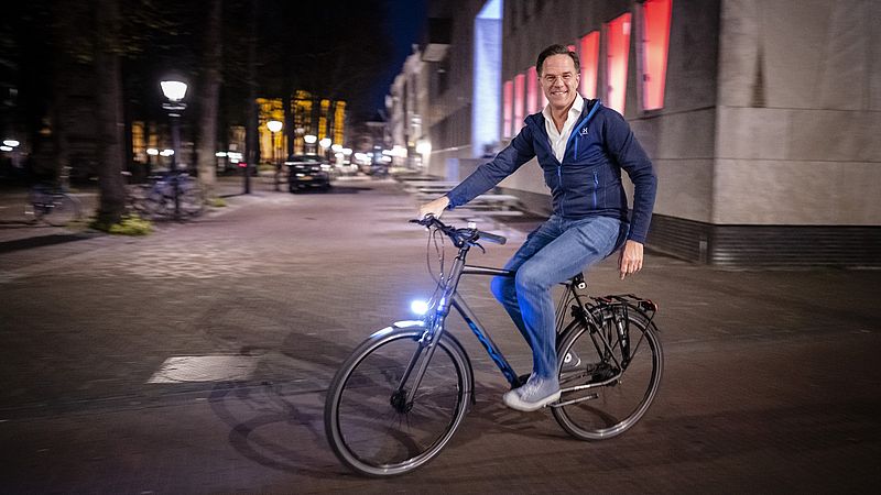 What point is the Dutch PM trying to make by leaving office if