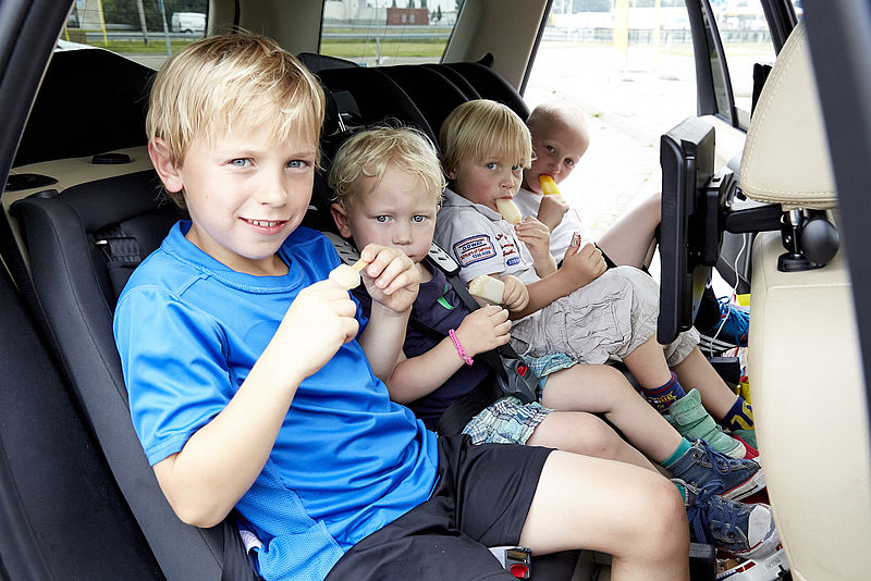 Kinderdagverblijf dat in privéauto vervoert is onverzekerd - EenVandaag