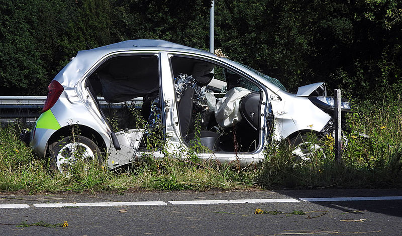 Gebruik telefoon maakt auto-ongeluk 3,6 waarschijnlijker' - EenVandaag