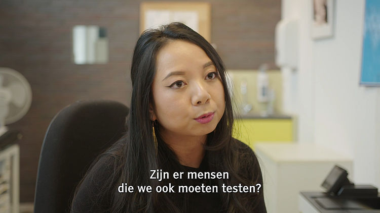 Arts infectieziektebestrijding Putri Hintaran vertelt hoe de GGD via contactonderzoek kijkt of nog meer mensen in Nederland zijn besmet