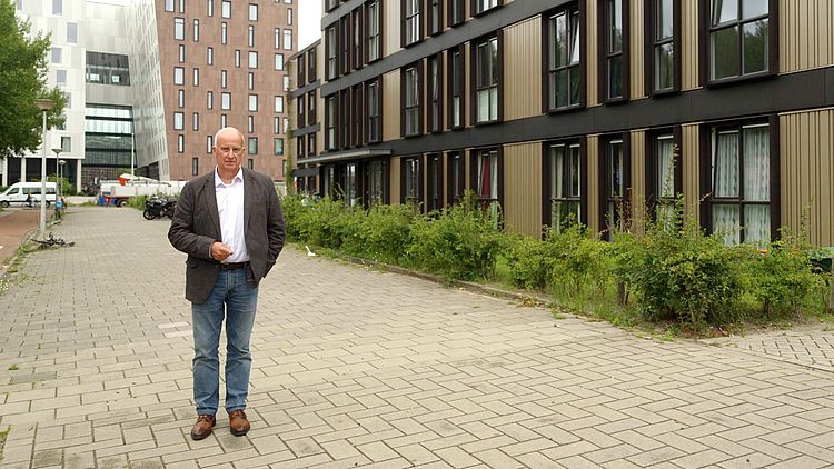 Flexwoningen zijn een uitkomst voor gemeenten die snel tijdelijk willen bouwen tegen de woningnood. Maar niet iedereen is er blij mee. Bekijk de tv-reportage.