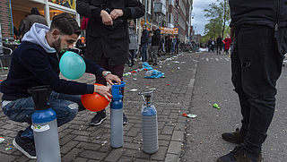Amsterdam worstelt met lachgas, Alkmaar verbood het al