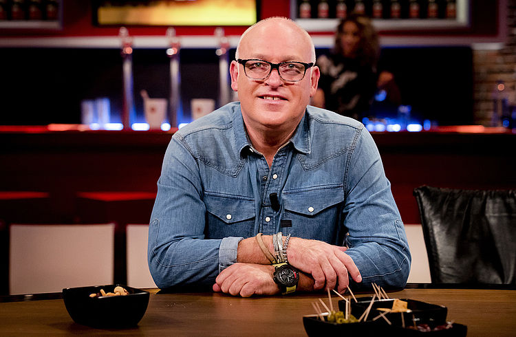 Transgendergrap René van der Gijp valt slecht: sponsoren nemen afstand