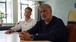 Bestuurders zorginstelling Adriano Huis, die bewoners 'bang maakten en voor schut zetten', moeten opstappen maar doen dat niet