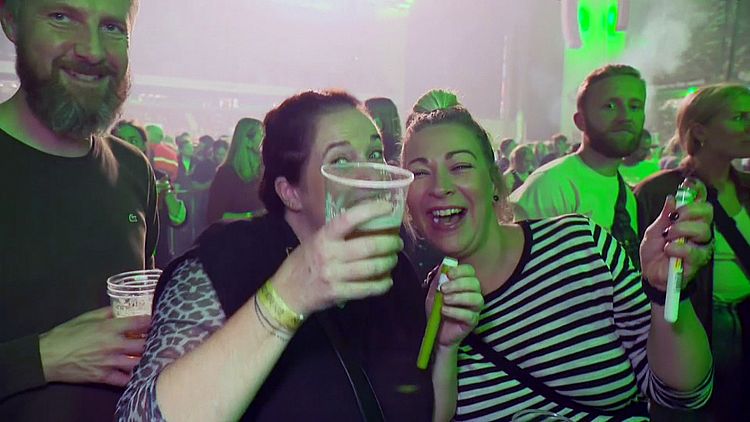 Van alle coronaregels af: waarom het Denemarken nu al lukt, maar Nederland nog niet
