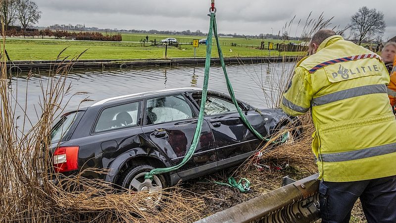 Leg noodhamer op goed bereikbare plek, Veilig Verkeer Nederland op na dodelijke ongelukken met auto's te water - EenVandaag