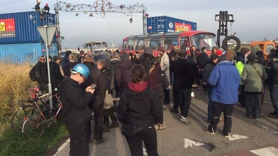 Bewoners van ADM blokkeren de ingang met een bus en een tractor om uitzetting te bemoeilijken, 2018