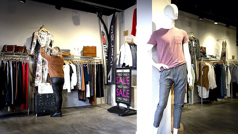 periscoop Benadering communicatie Bergen onverkoopbare kleding door lockdown laten zien dat mode-industrie  veel duurzamer kan - EenVandaag